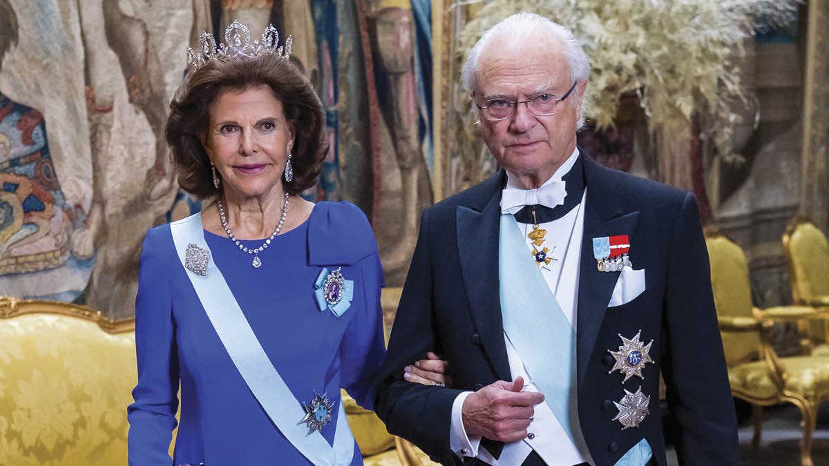 Dronning Silvia og kong Carl Gustaf til Nobelmiddag på kongeslottet i december 2019.&nbsp;