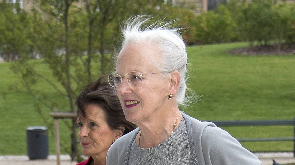 Dronning Margrethe trodsede efterårsblæsten for at se Eckersberg-udstilling på Statens Museum for Kunst.