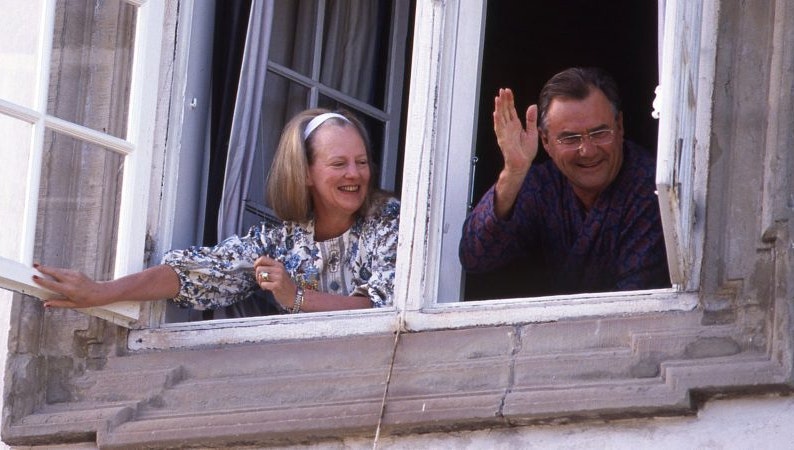 Dronning Margrethe og prins Henrik modtager sang fra morgenstunden den 10. juli 1992 på Fredensborg Slot i forbindelse med deres sølvbryllup