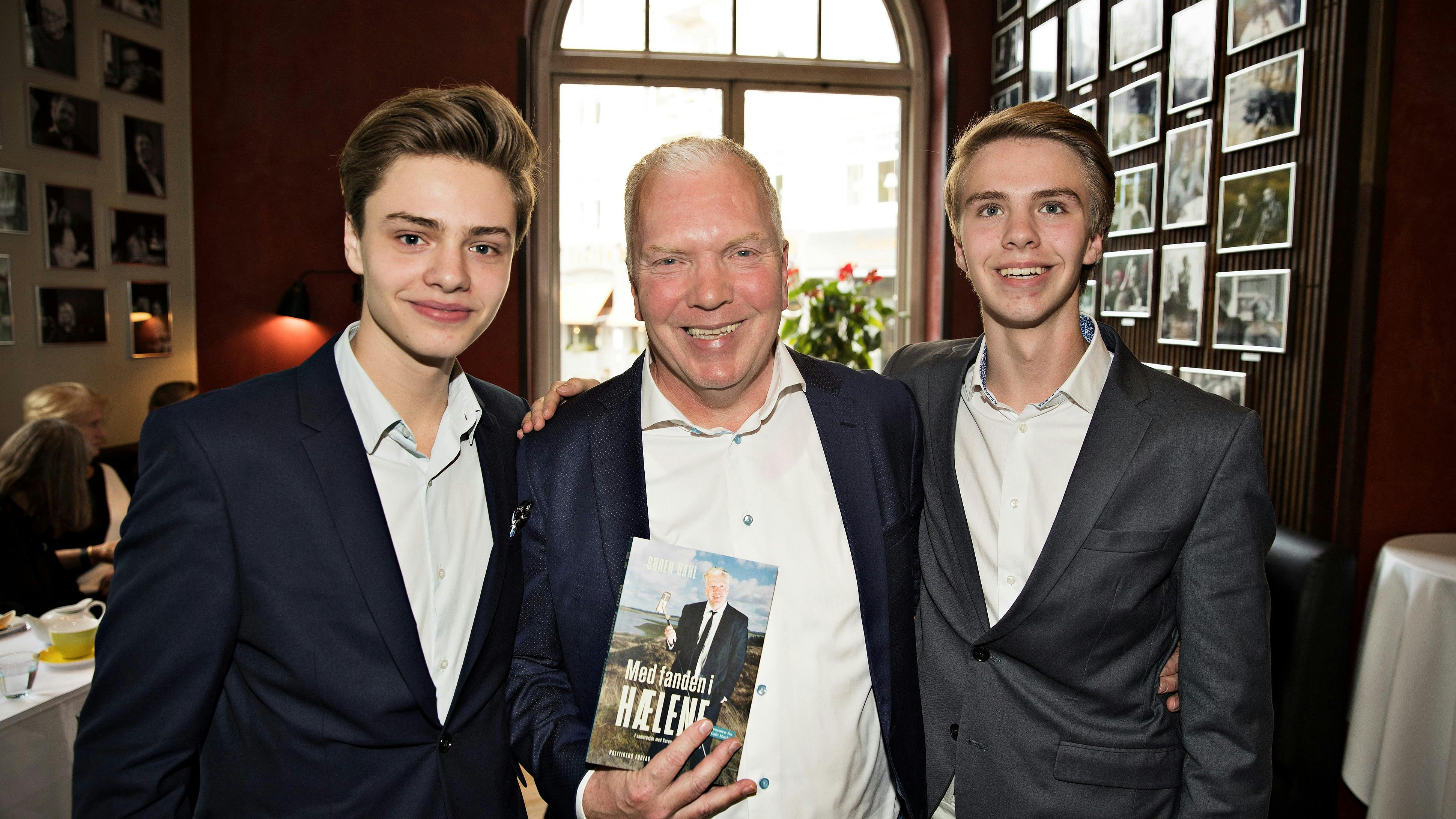 Søren Dahl med sønnerne Niels og Martin (th)