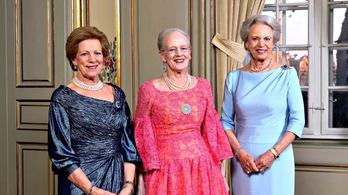 Dronningen med sine søstre, prinsesse Benedikte og dronning Anne-Marie, søndag aften under gallashowet &quot;Palæerne danser&quot;. Udsnit af officielt billede fra kongehuset.