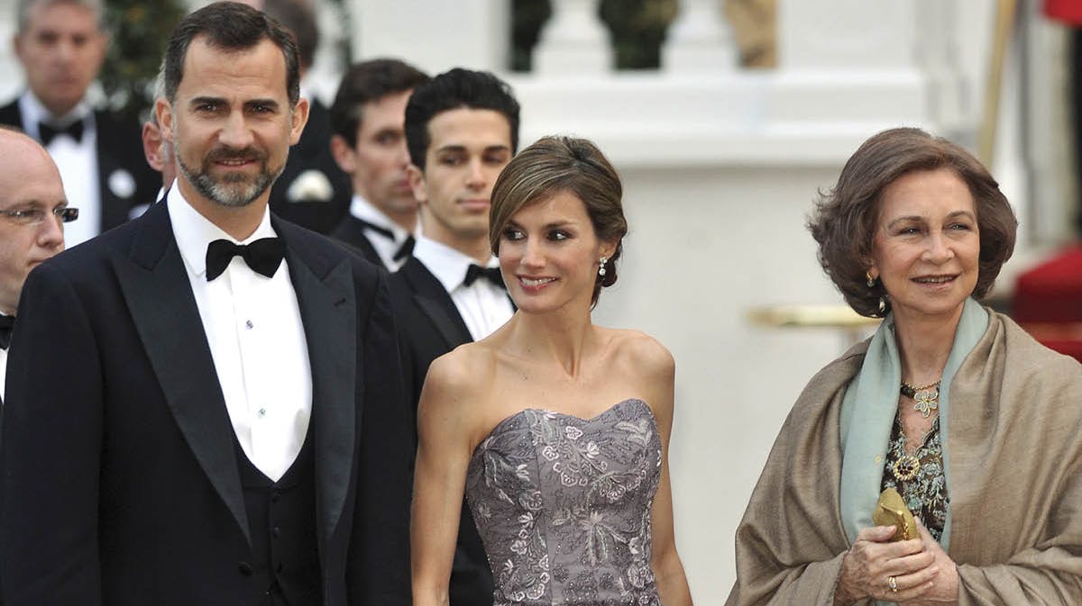 Daværende kronprins Felipe og kronprinsesse Letizia med dronning Sofia i London i april 2011 i anledning af William og Kates bryllup.