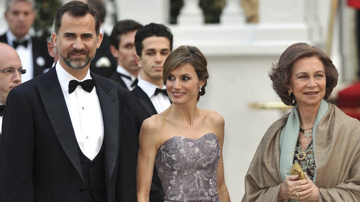 Daværende kronprins Felipe og kronprinsesse Letizia med dronning Sofia i London i april 2011 i anledning af William og Kates bryllup. 