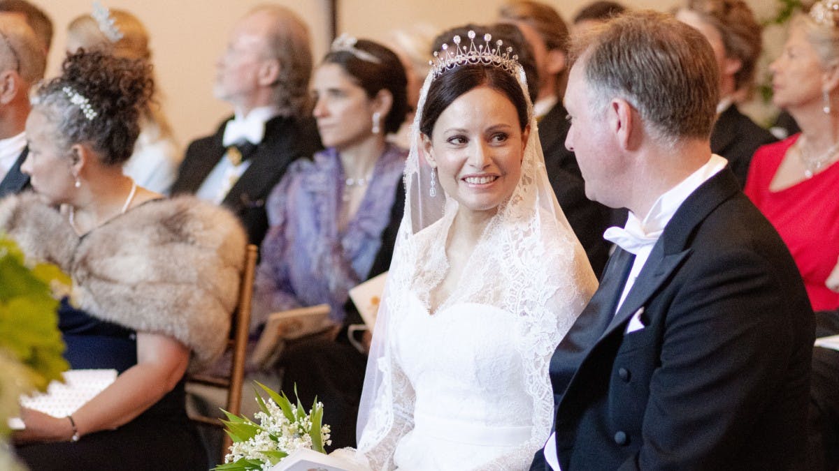 Carina Axelsson og prins Gustav ved deres vielse i slotskapellet lørdag.