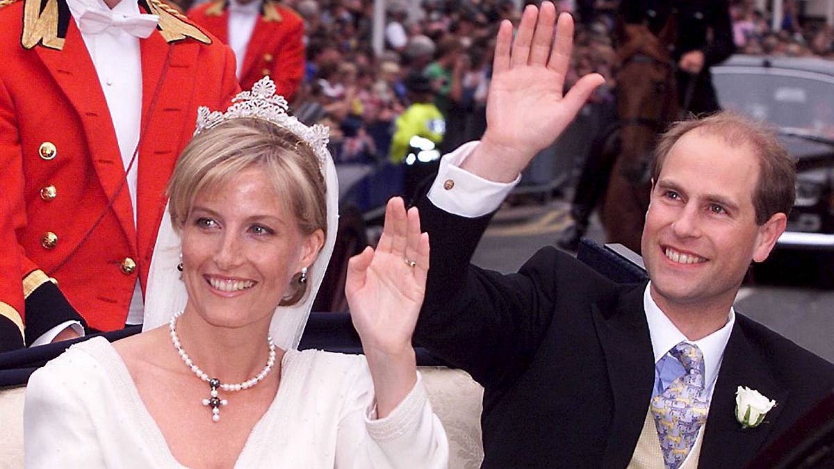 Prins Edward og grevinde Sophie blev gift den 19. juni 1999.
