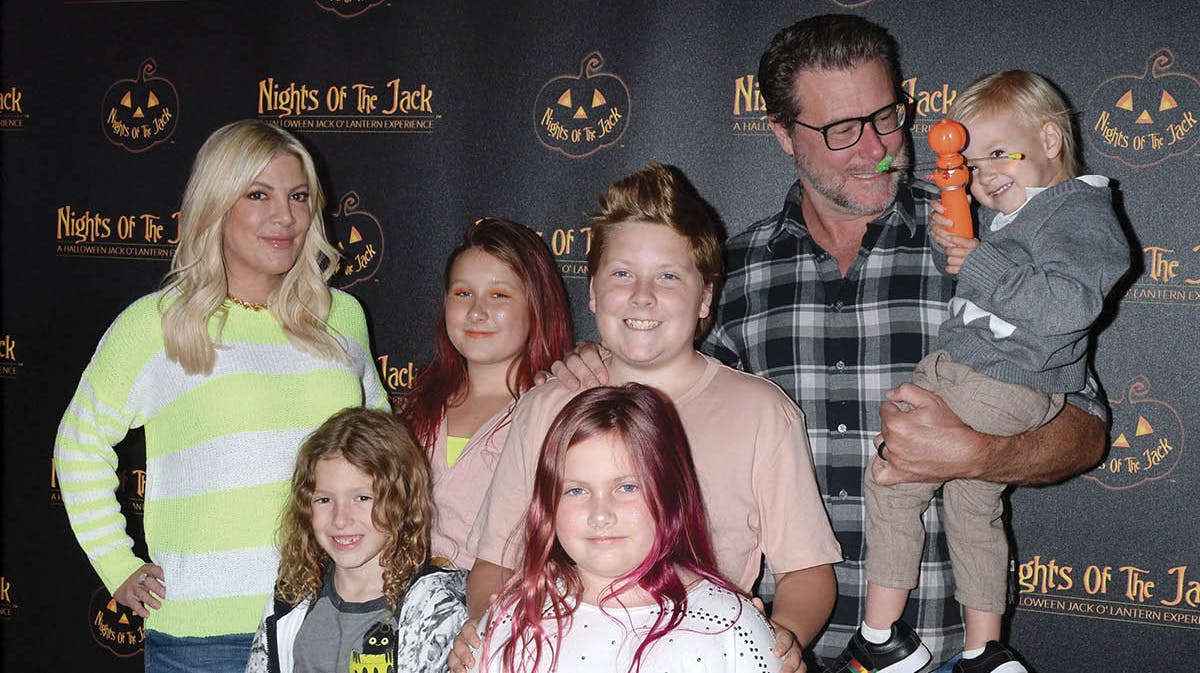 Tori Spelling med manden Dean McDermott og børnene Stella,11, Liam,13, Hattie, 8, Finn, 7, og Beau, 3.