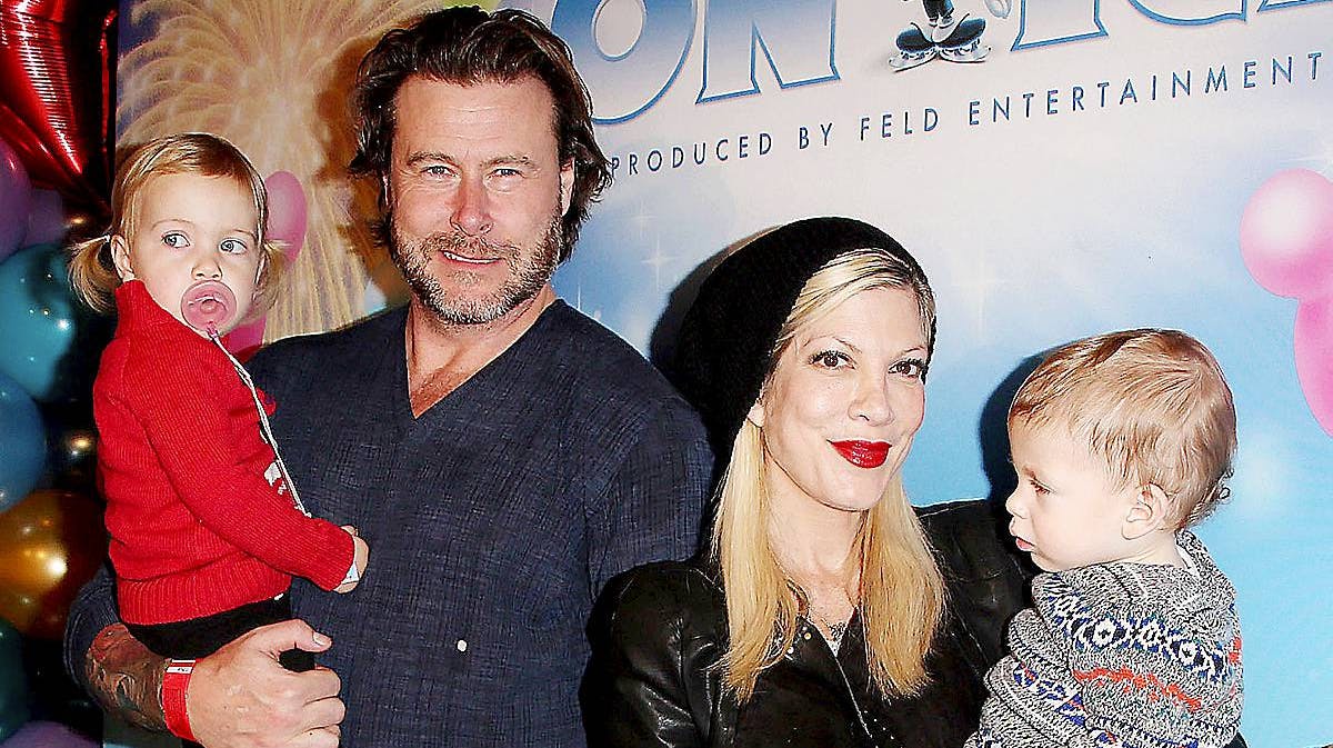 Tori Spelling, manden Dean McDermott og børnene Hattie og Finn.