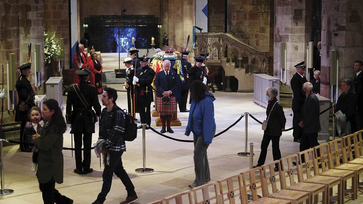 Kong Charles (forrest), prinsesse Anne, prins Edward og prins Andrew står vagt ved dronning Elizabeths kiste i St Giles Cathedral i Edinburgh.