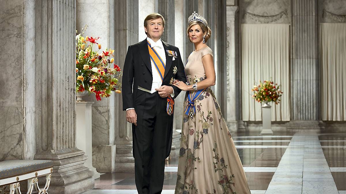 https://imgix.billedbladet.dk/media/article/staatsiefoto-koning-willem-alexander-en-koningin-maxima-in-burgerzaal-2018-erwin-olaf-liggend.jpg