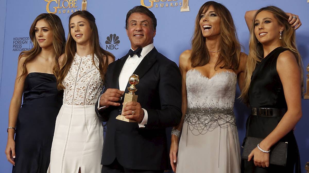 Sylvester Stalllone smed hustruen Jennifer Flavin og deres tre døtre Sistine, Scarlet og Sophia til Golden Globe Awards 2016.