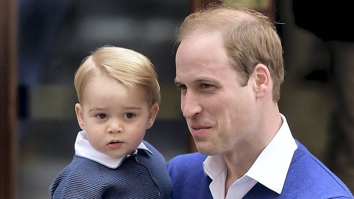 Prins Georges marineblå strikcardigan, som han bar under besøget hos lillesøster, danner lige nu mode.
