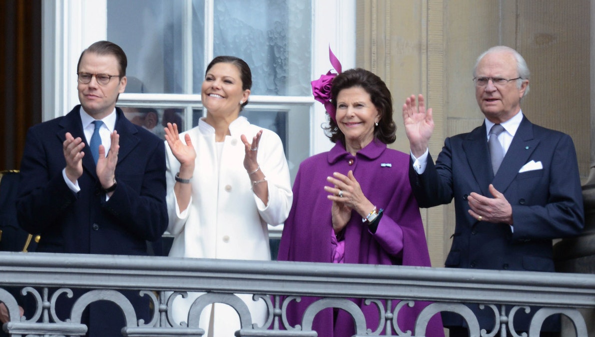 Eurovision-glade svenske kongelige - her på balkonen for at fejre dronning Margrethes 75 års fødselsdag i april.