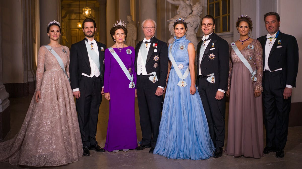 Kong Carl Gustaf, dronning Silvia, kronprinsesse Victoria, prins Daniel, prins Carl Philip, prinsesse Sofia, prinsesse Madeleine og Chris O'Neill.