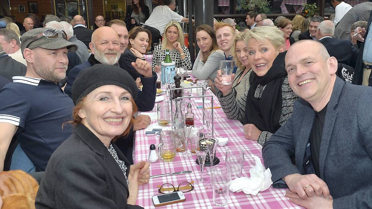TAM TAM-revyholdet i Tivoli med blandt andre Bodil Jørgensen, Jesper Winge Leisner, Alexandre Willaume, Christiane Schaumburg-Müller, Szhirley, Joy Maria Frederiksen, Søs Egelind og Niels Olsen.