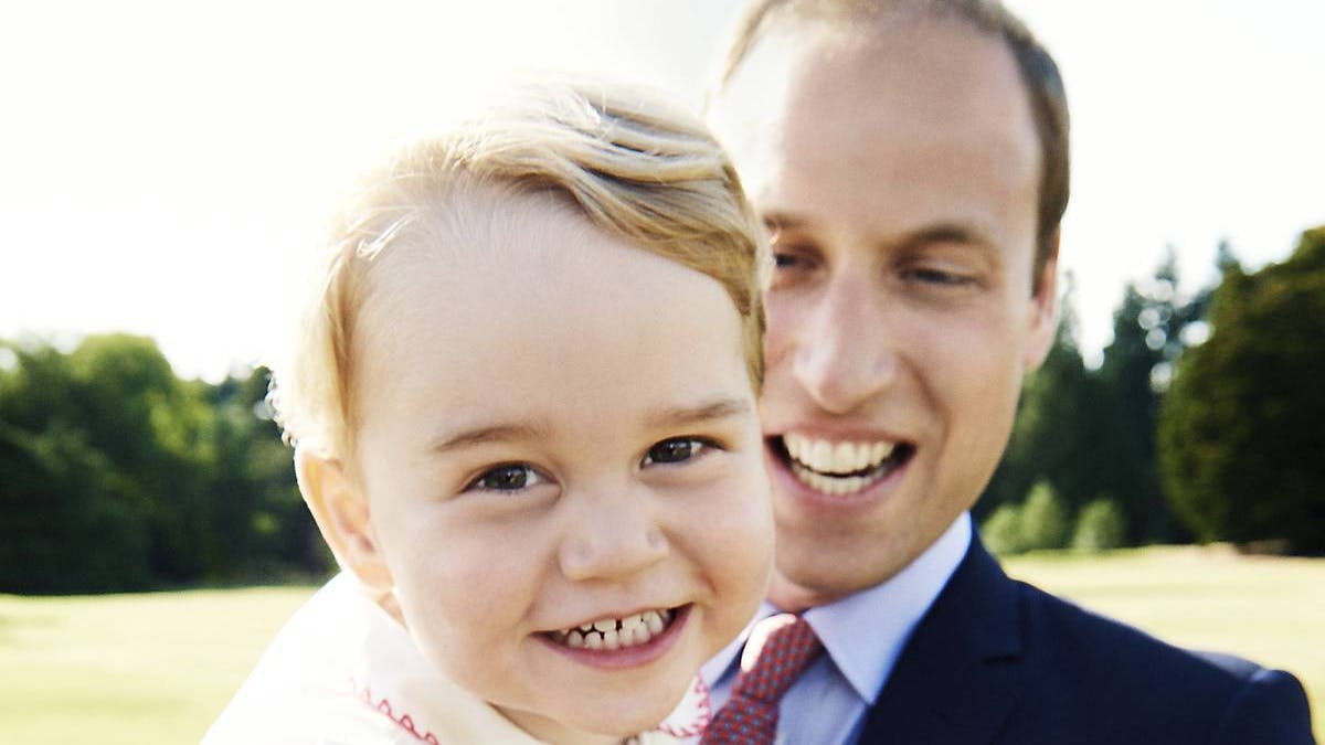 Prins William med prins George på armen.