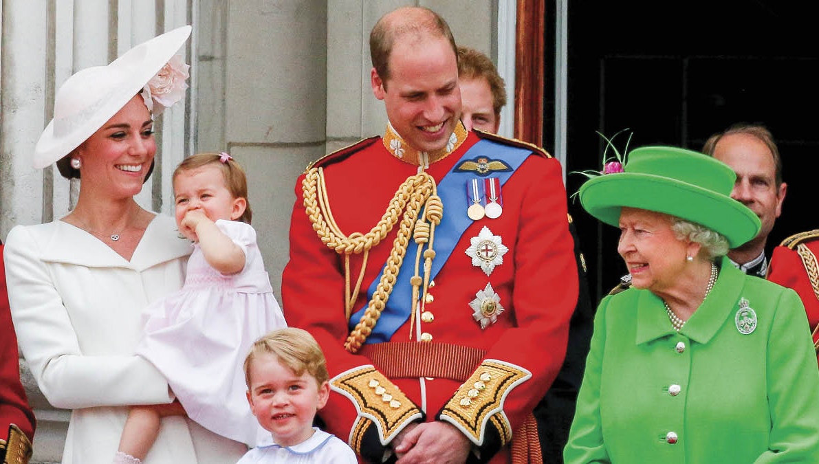 Hertuginde Catherine, prins William og dronning Elizabeth samt prinsesse Charlotte og prins George i 2016. 