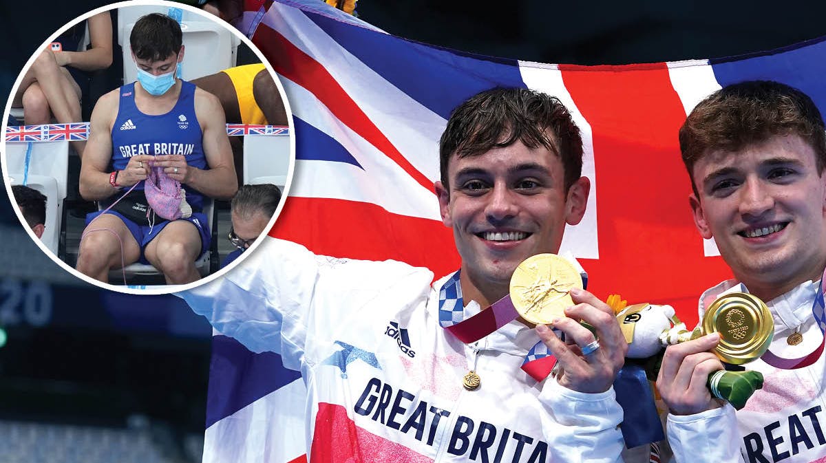 Tom Daley (t.v.) og svømmemakkeren Matty Lee. I det lille billede ses Tom Daley med sin hobby. 