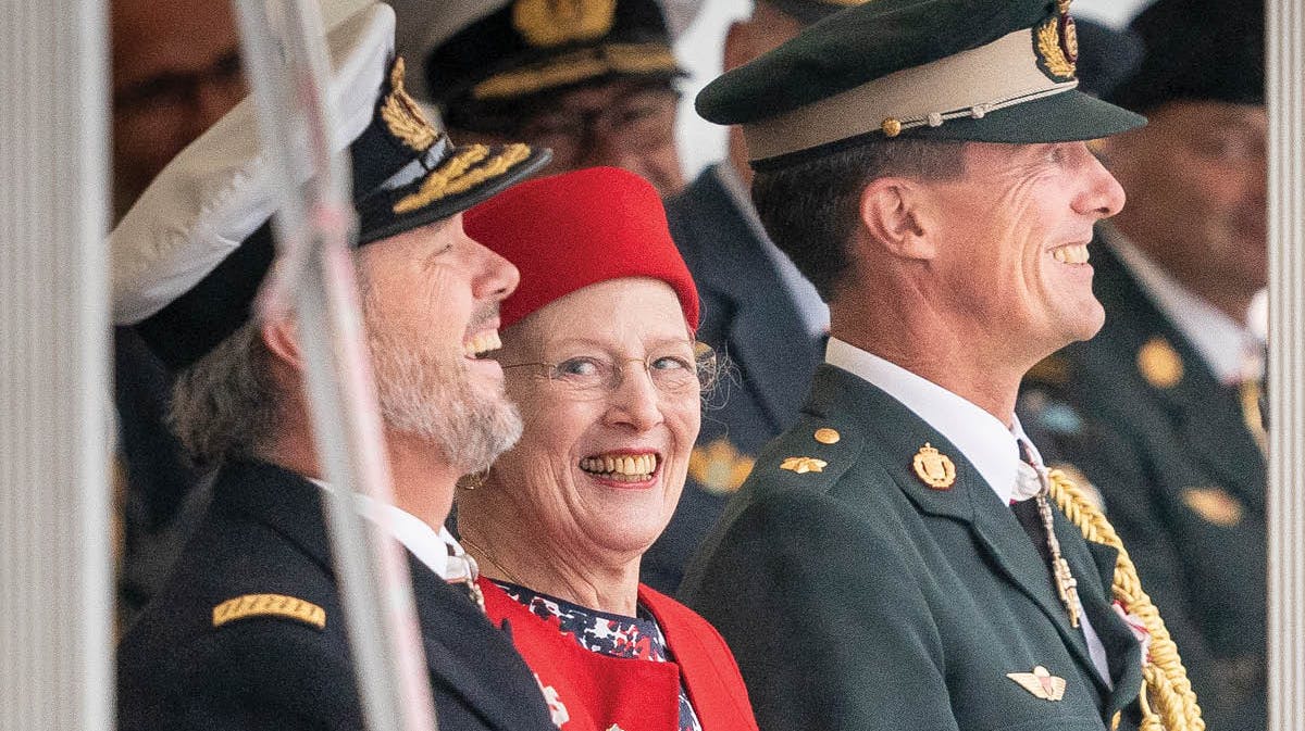 Dronning Margrethe mellem sønnerne, kronprins Frederik og prins Joachim, til Forsvarets markering af regeringsjubilæet.&nbsp;