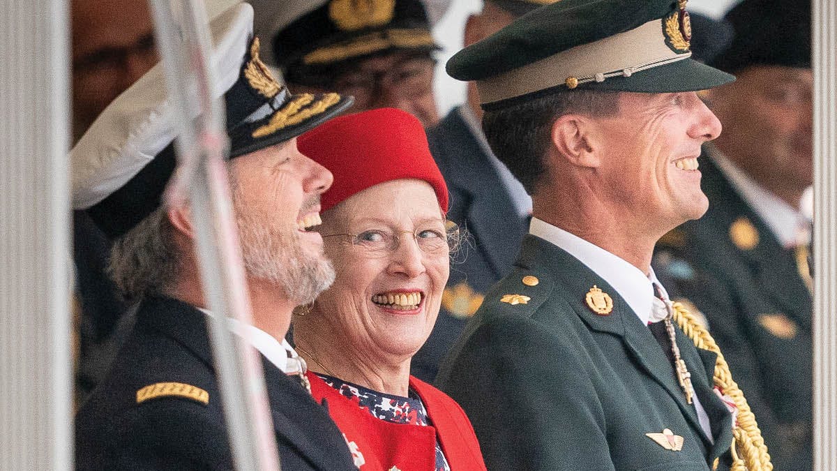 Dronning Margrethe mellem sønnerne, kronprins Frederik og prins Joachim, til Forsvarets markering af regeringsjubilæet.&nbsp;