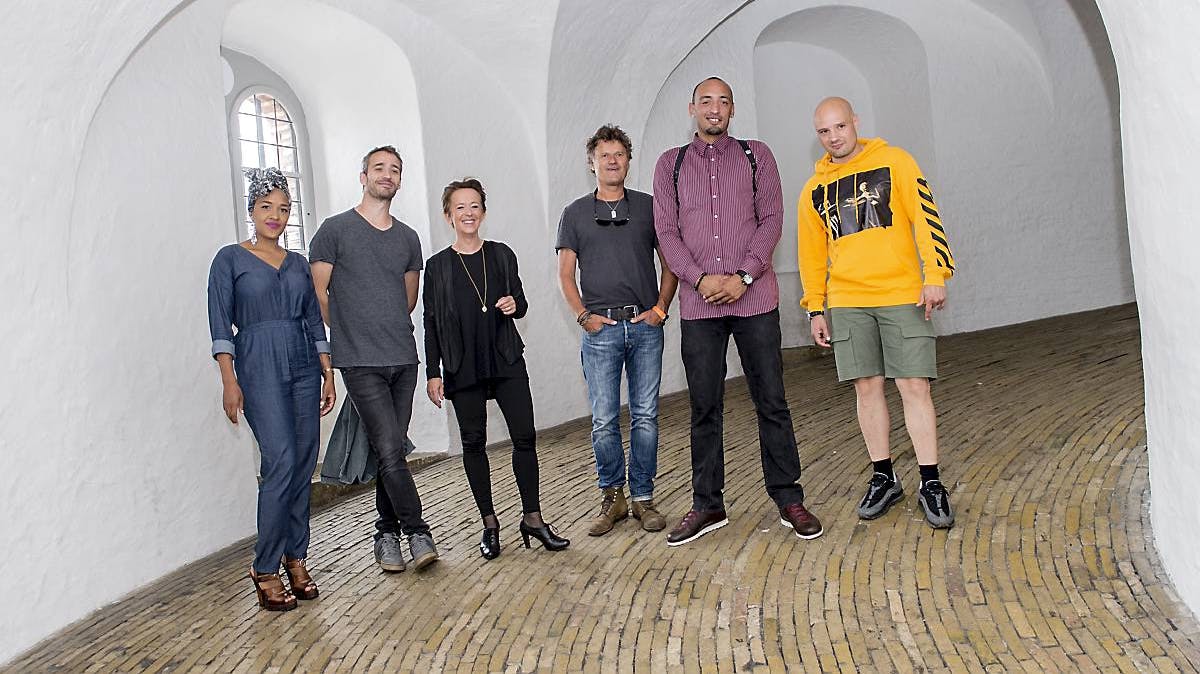Barbara Moleko, Rasmus Walter Hansen, Anne Dorte Michelsen, Poul Krebs, Wafande og Clemens er sammen med Jørgen Klubien, der ikke kunne være med til fotograferingen, "Toppen af poppen"-holdet 2014.