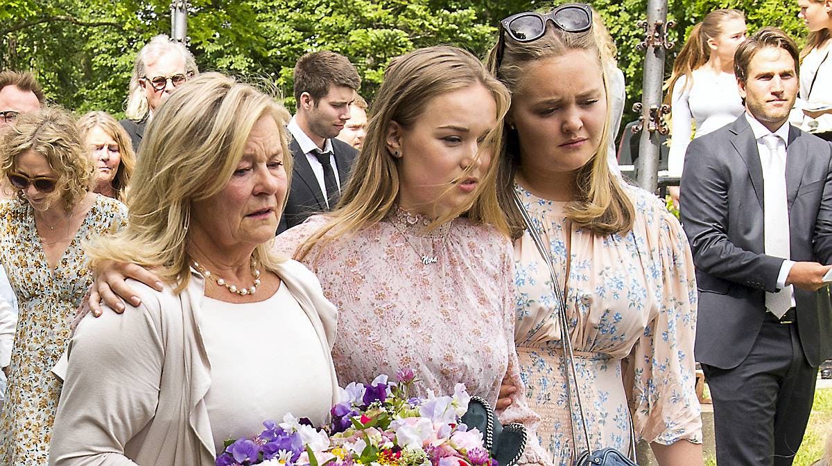 https://imgix.billedbladet.dk/media/article/torandreassenbegravelse-52.jpg