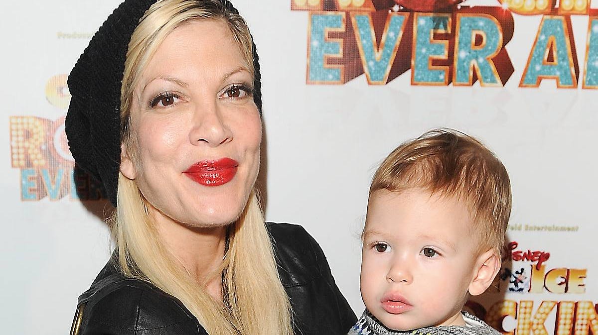 Tori Spelling og sønnen Finn.