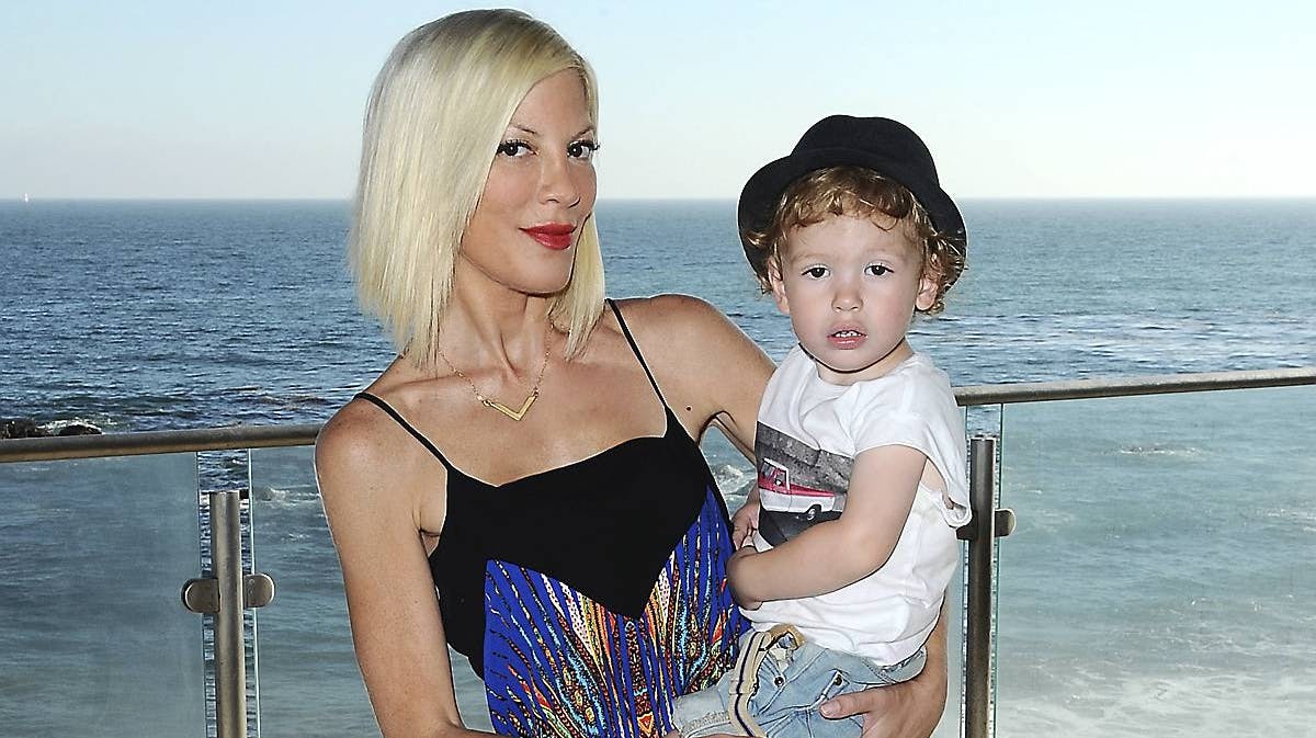 Tori Spelling og sønnen Finn fejrer sønnens to års fødselsdag.