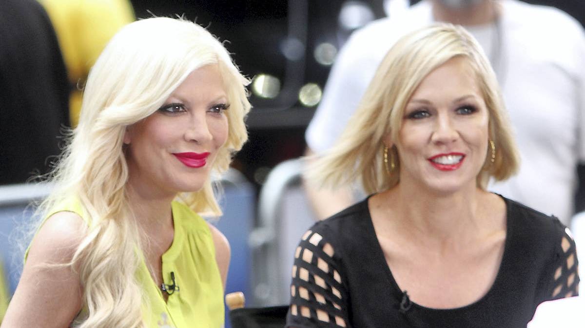 Tori Spelling og Jennie Garth spiller sammen i "Mystery Girls".