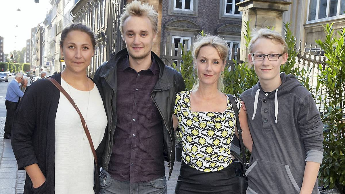 Anette Støvelbæk flankeret af sønnerne Lue og Thor samt Lues veninde, Silke.