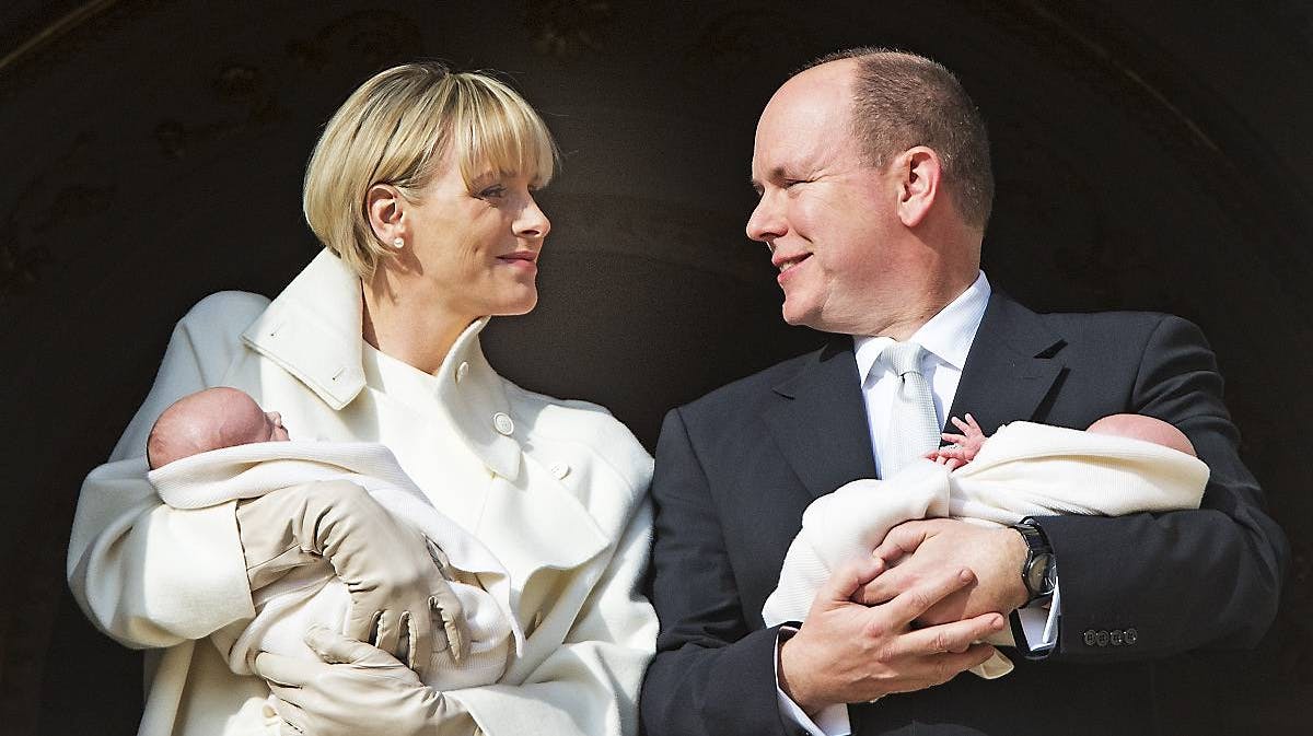 Fyrst Albert og fyrstinde Charlene med tvillingerne.