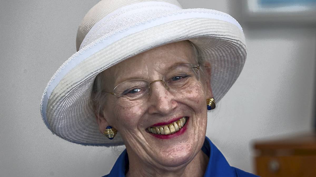 Dronning Margrethe med en af sine hunde