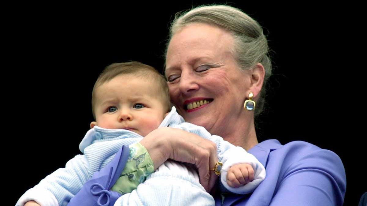 Dronning Margrethe med prins Nikolai.