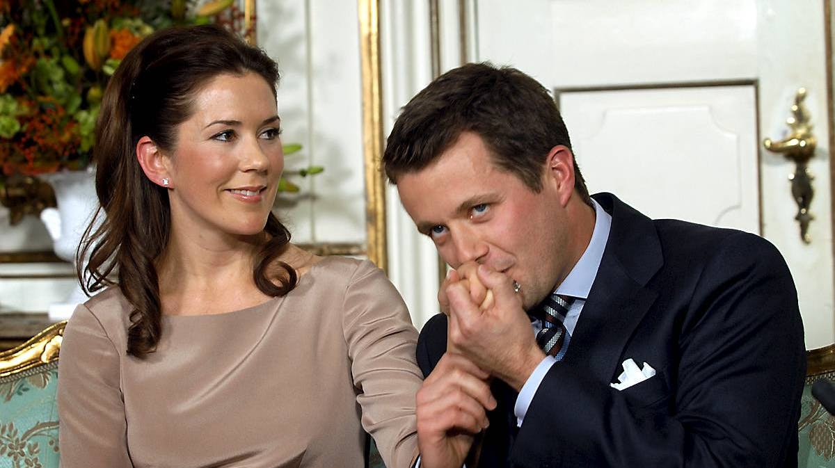 Kronprins Frederik med den daværende Mary Donaldson ved pressemødet i forbindelse med forlovelsen i Havestuen på Fredensborg slot i 2003.&nbsp;