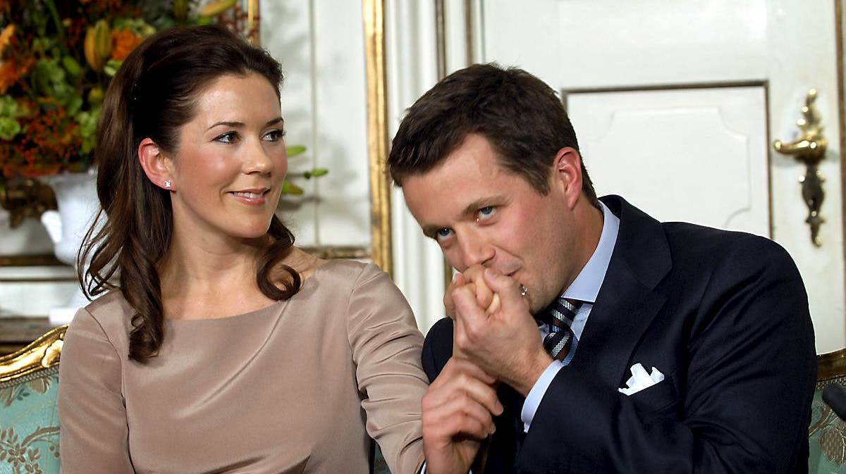 Kronprins Frederik med den daværende Mary Donaldson ved pressemødet i forbindelse med forlovelsen i Havestuen på Fredensborg slot i 2003. 