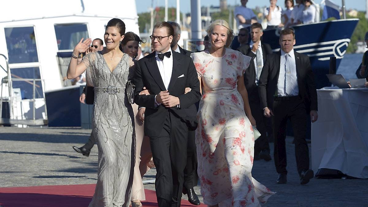 Prins Daniel havde to smukke kongelige højheder under armen, da han deltog i før-festen til prins Carl Philip og Sofia Hellqvists bryllup.