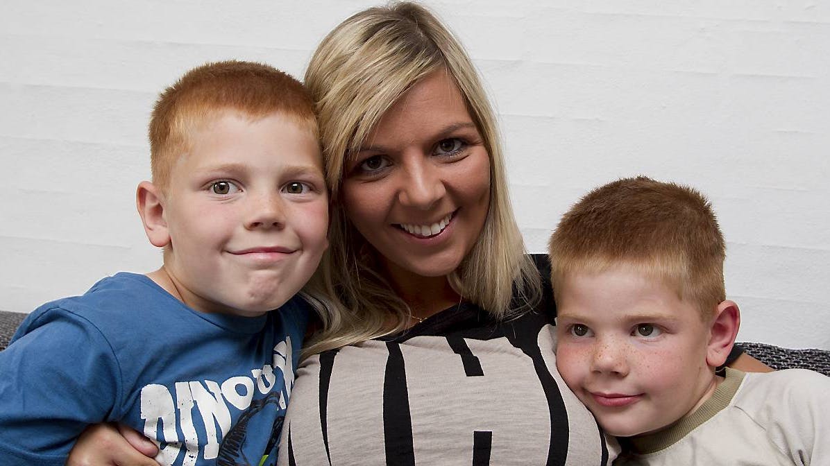 Louise Papanicolas og hendes to ældste sønner.
