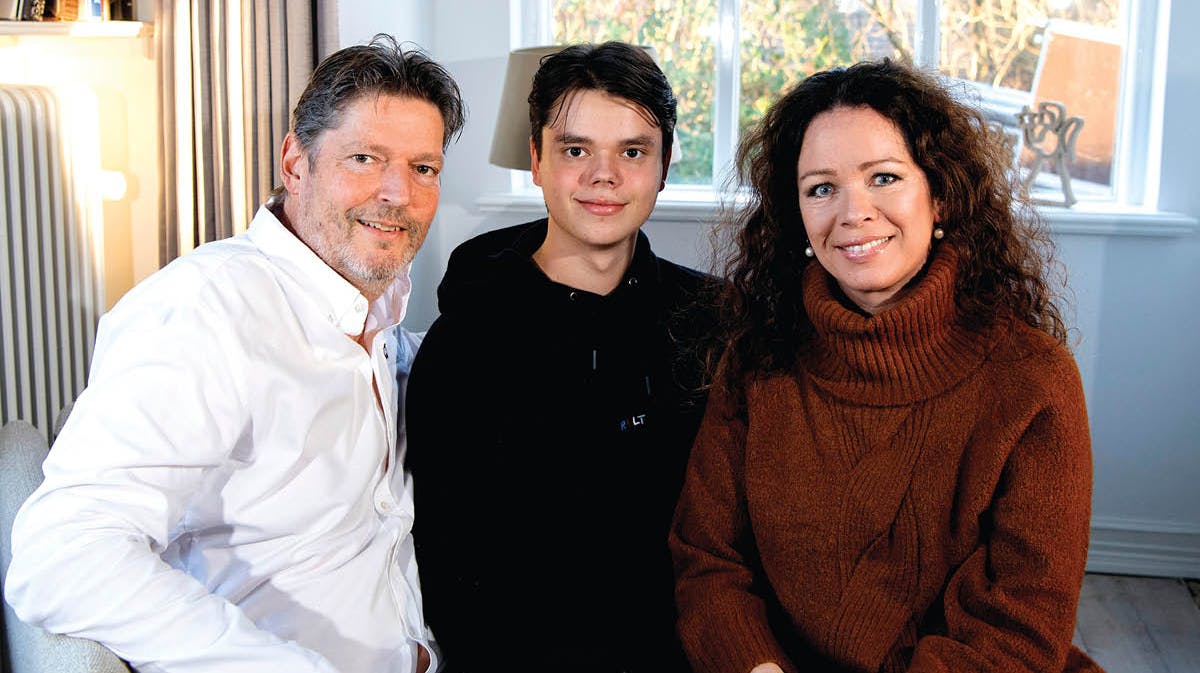 Christian Elhauge fra "Årgang 0" med sine forældre, Mogens og Tina. 