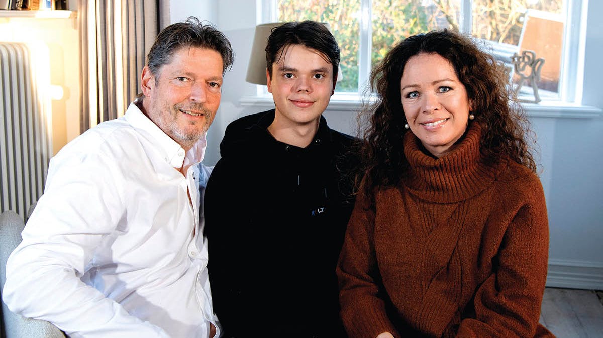 Christian Elhauge fra "Årgang 0" med sine forældre, Mogens og Tina. 