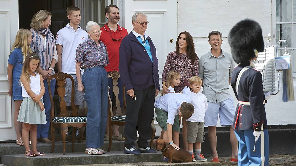 Regentparret havde selskab af kronprinsparret, deres fire børn og prinsesse Alexandra af Berleburg med sin familie, da der var vagtskifte ved Gråsten Slot.