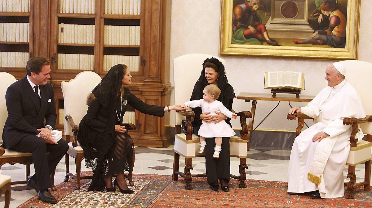 Chris O'Neill, prinsesse Madeleine, prinsesse Leonore, dronning Silvia og paven.