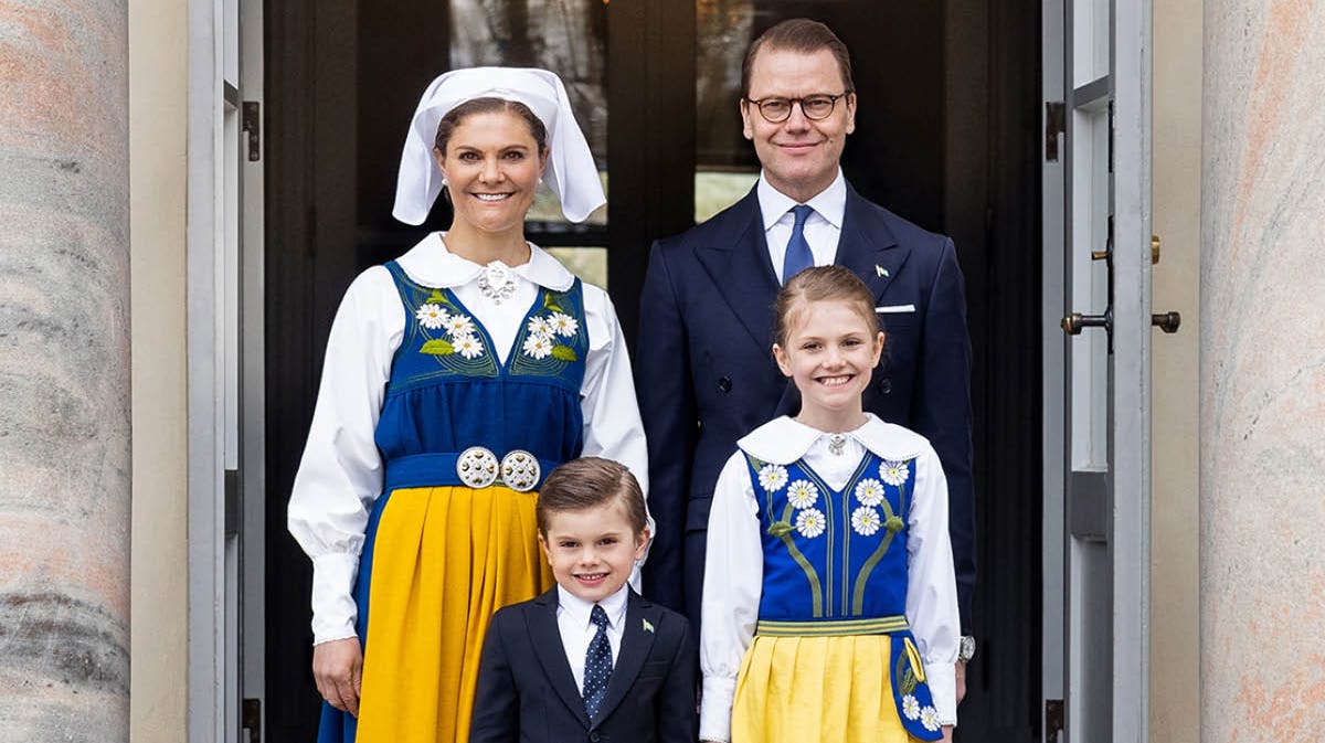 Kronprinsesse Victoria og prins Daniel med børnene prinsesse Estelle og prins Oscar. Nationaldag 6. juni 2021.&nbsp;