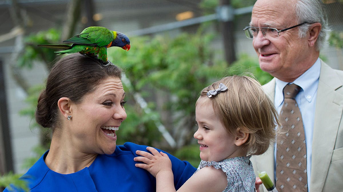 Tre generationer af kongelige i højt humør. Kronprinsesse Victoria, prinsesse Estelle og kong Carl Gustaf.