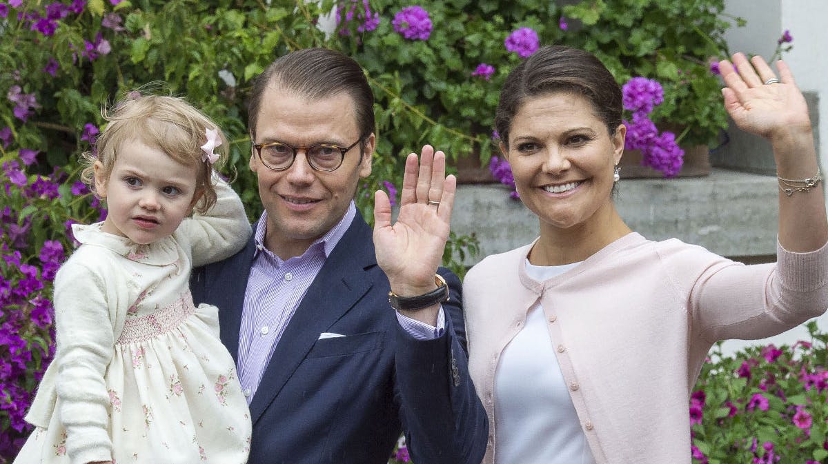 Kongeligt trekløver der snart bliver til fire. Fødslen ventes at finde sted i marts 2016, og dermed når lille Estelle formentlig at blive tre år, inden hun bliver storesøster.