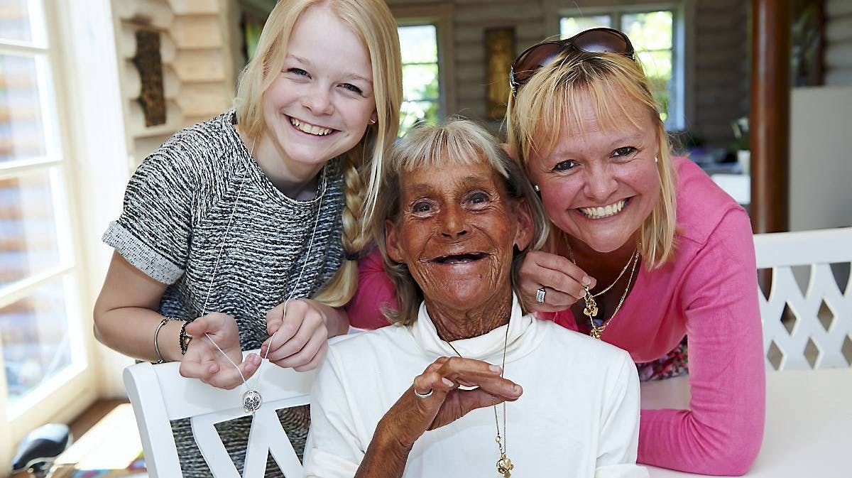 Melina med sin mor Karina og mormor Ulla Pia.