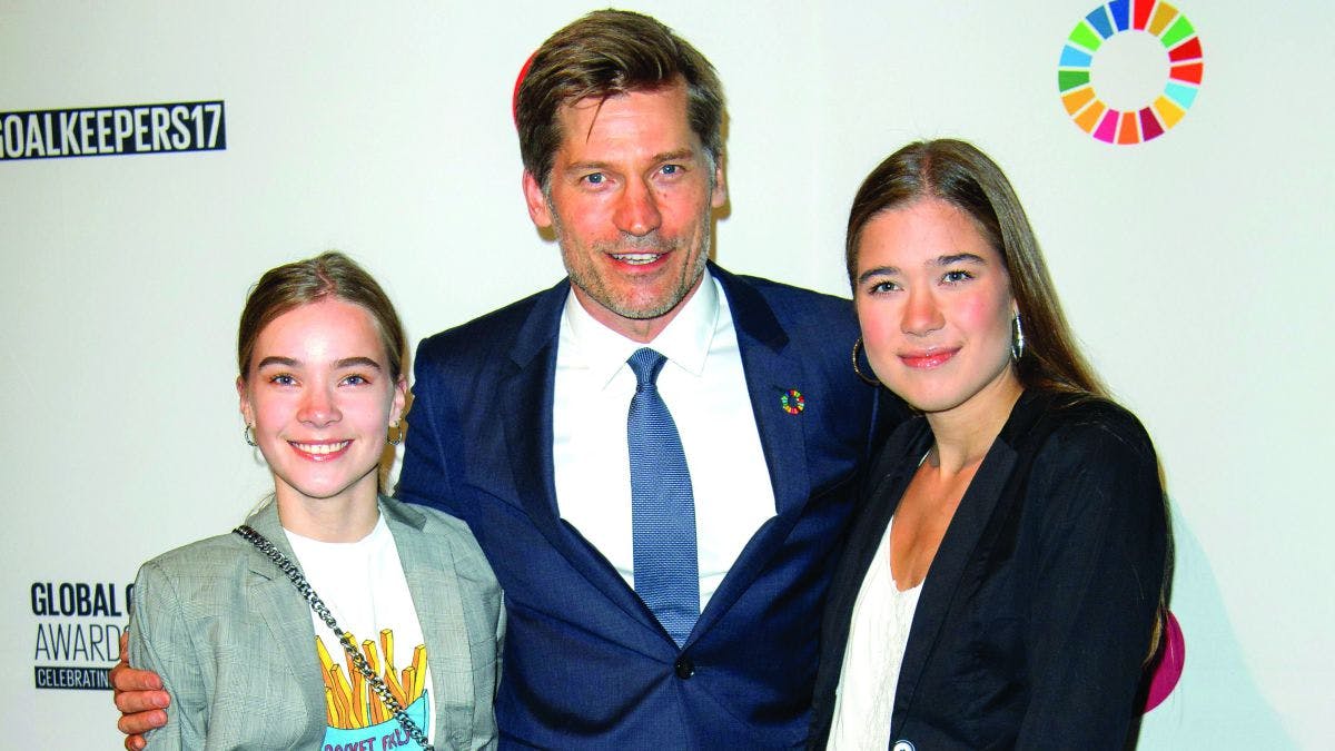 Nikolaj Coster-Waldau med døtrene Safina (venstre) og Filippa (højre). 