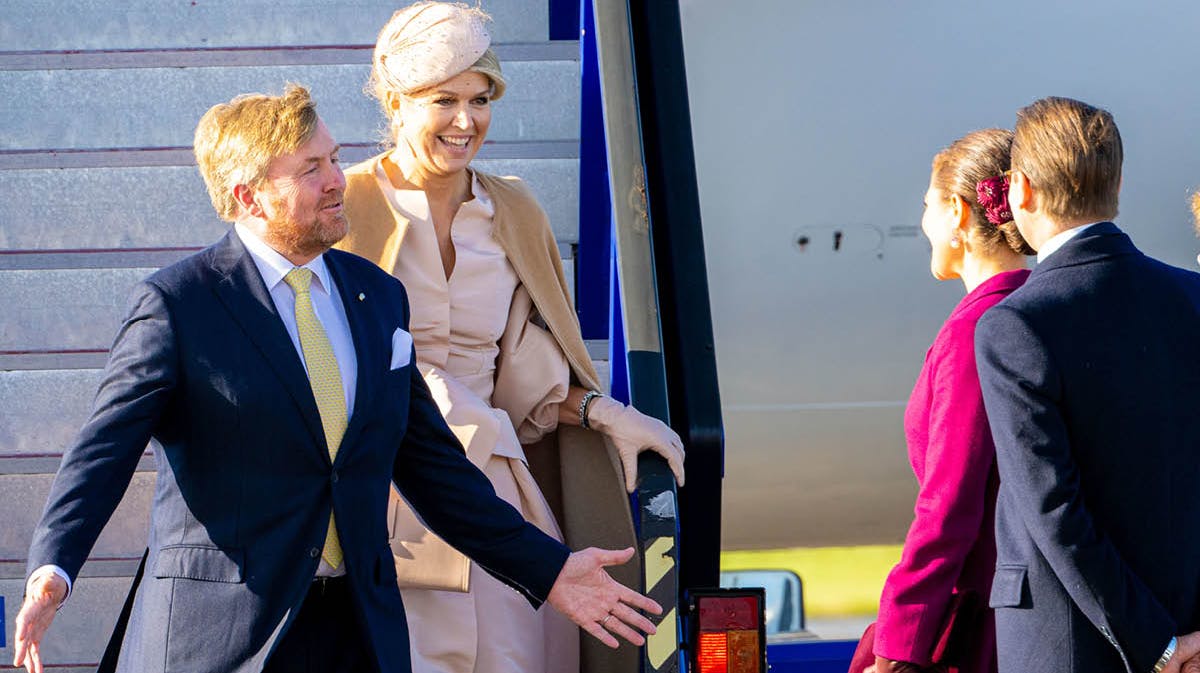 Kong Willem-Alexander og dronning Maxima ankommer til Sverige. 