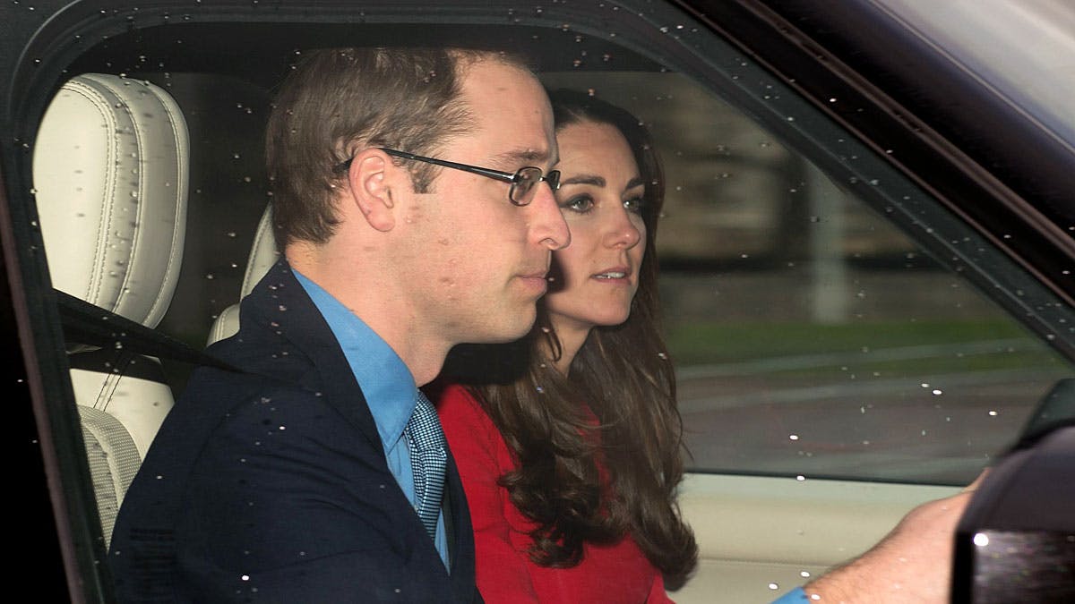 Hertuginde Catherine og prins William ankommer i bil til festlighederne.