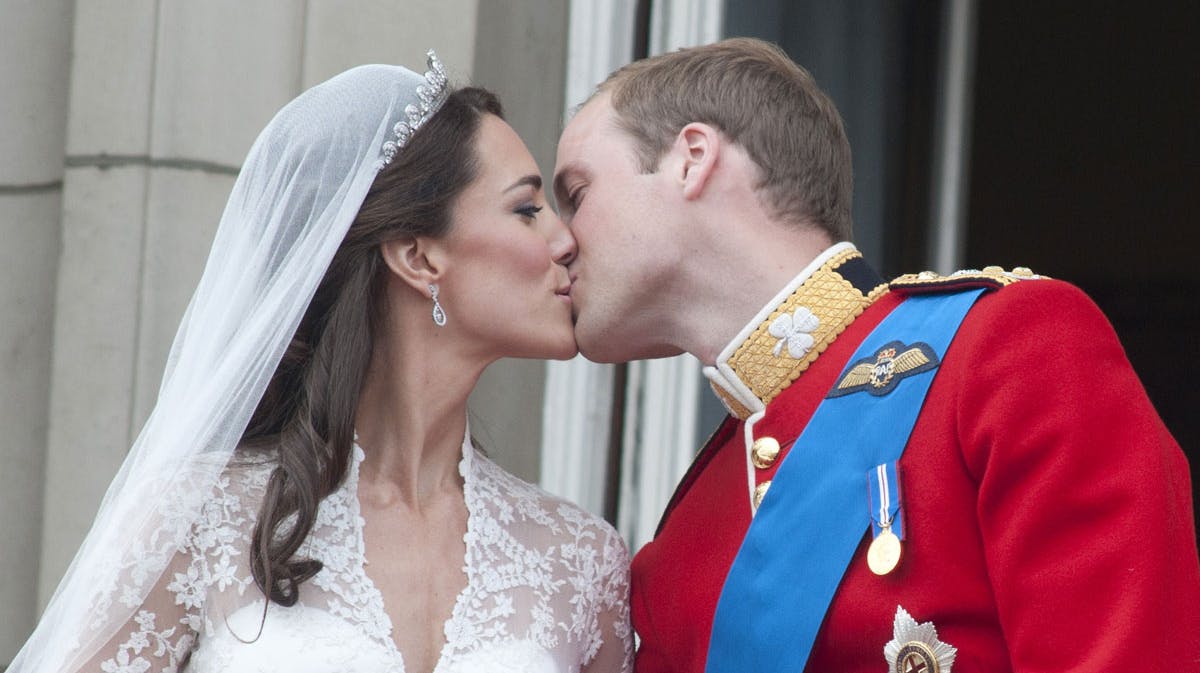 Prins William kyssede sin brud på balkonen efter vielsen