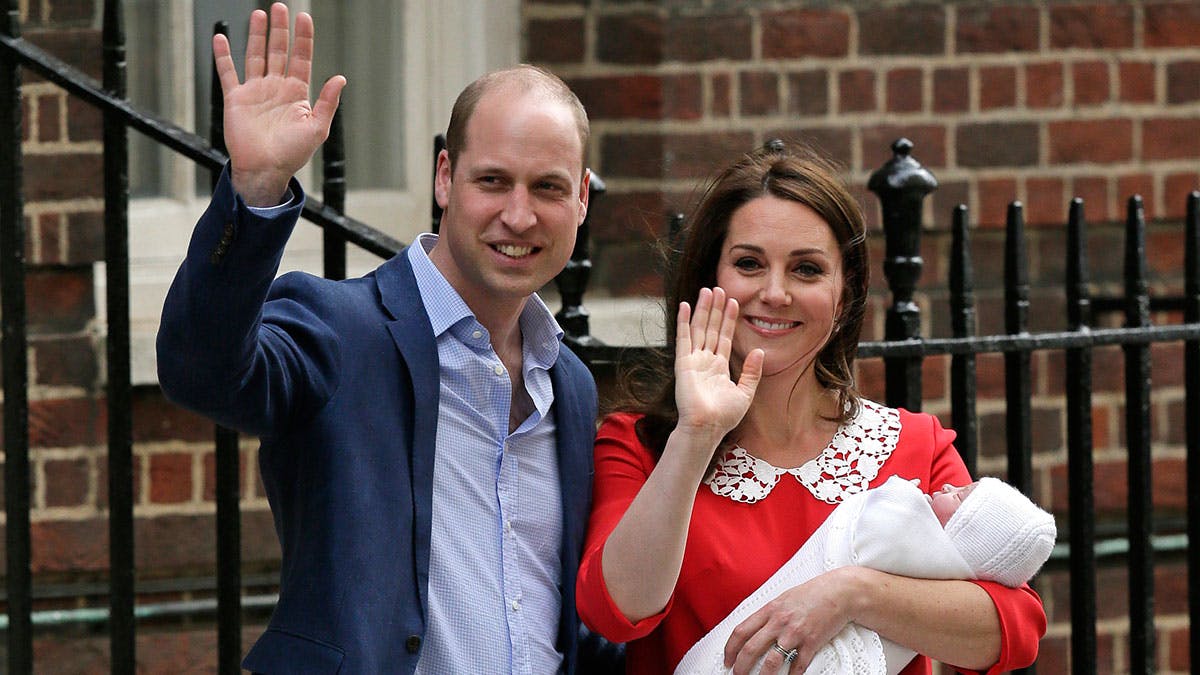 Prins William og hertuginde Catherine med den lille ny