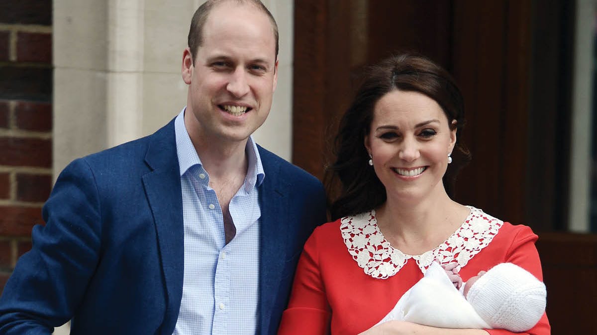 Hertuginde Catherine og prins William med prins Louis.